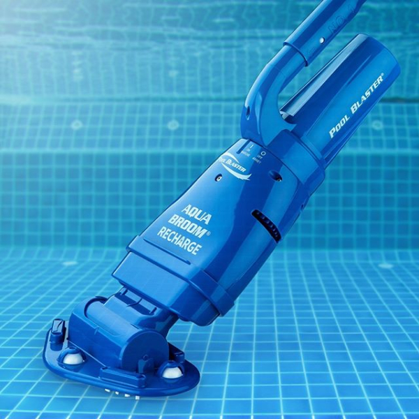 WaterTech® Pool Reiniger Aqua Broom ReCharge mit Akku und Profilstange 115cm